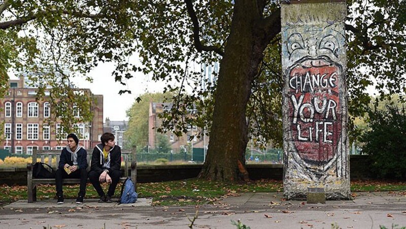 25-Jahr-Jubiläum: ein Stück der Berliner Mauer in London (Bild: APA/EPA/ANDY RAIN)