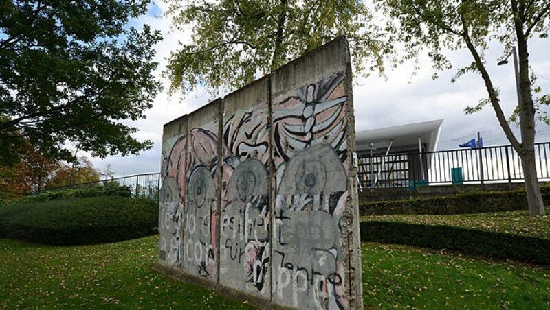25-Jahr-Jubiläum: ein Stück der Berliner Mauer in Frankreich (Bild: APA/EPA/PATRICK SEEGER)