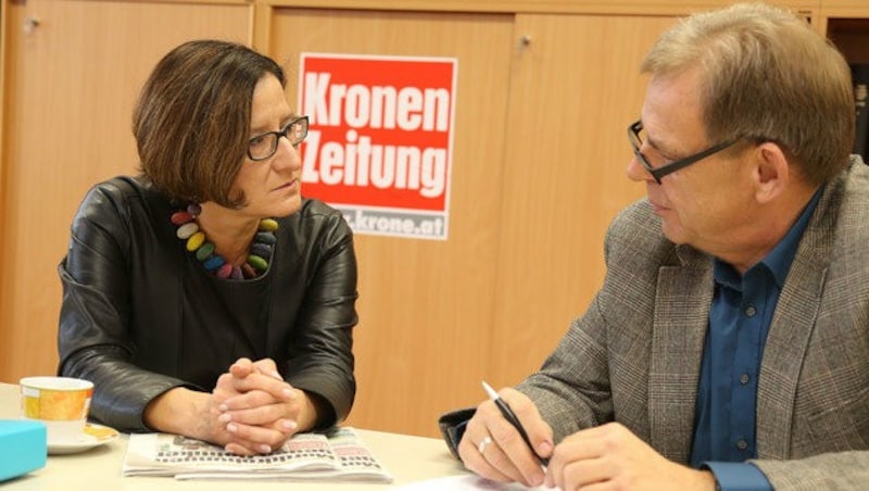 Johanna Mikl-Leitner mit "Krone"-Redakteur Fritz Kimeswenger (Bild: Uta Rojsek-Wiedergut)