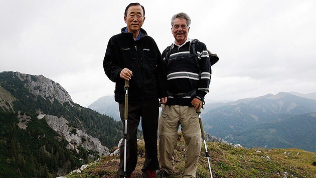 Ban Ki Moon und Bundespräsident Heinz Fischer beim Wandern in Österreich (Bild: APA/DRAGAN TATIC)