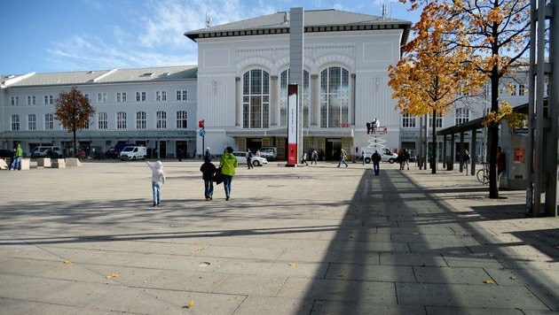 Vorplatz des Salzburger Hauptbahnhofs (Bild: APA/BARBARA GINDL)