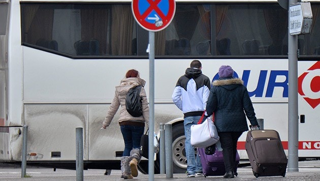 Migrantinnen und ein Migrant in Deutschland (Bild: EPA/APA/MARC TIRL)