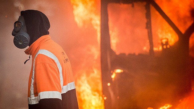 Die Proteste eskalierten und Brüssel brannte. (Bild: AP)