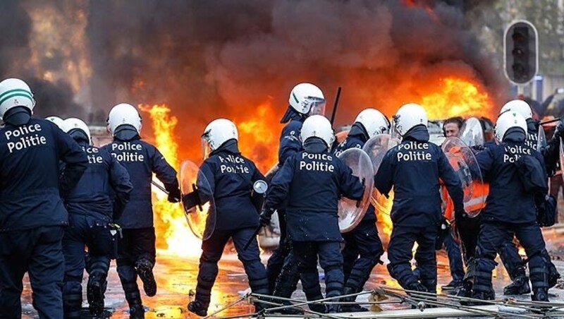 Ein Großaufgebot der Polizei musste für Ruhe und Ordnung sorgen. (Bild: APA/EPA/JULIEN WARNAND)