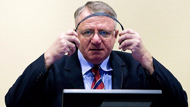 Vojislav Seselj während einer Anhörung vor dem UN-Kriegsverbrechertribunal in Den Haag (Bild: AP)