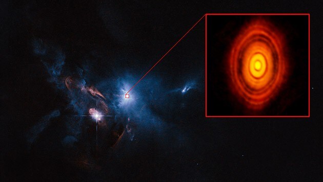 Protoplanetare Scheibe um den jungen Stern HL Tauri (rot markiert) (Bild: ALMA (ESO/NAOJ/NRAO), ESA/Hubble und NASA)