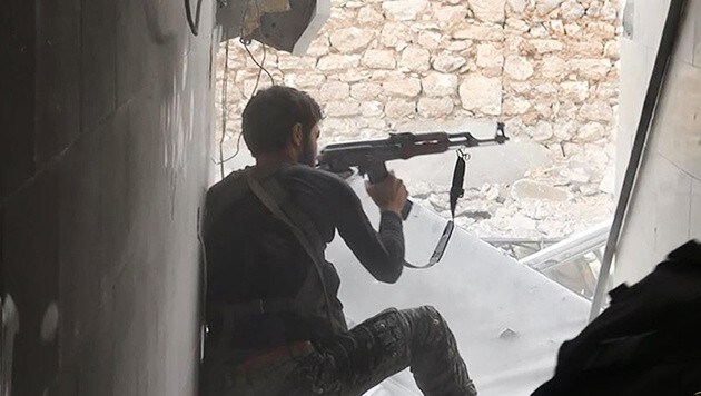 Ein IS-Kämpfer in Kobane (Bild: AP)