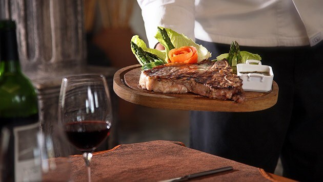 Gegessen wird mit dem Milliardär in einem New Yorker Steakhaus. (Bild: thinkstockphotos.de)