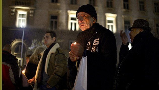 Menschen halten in Sofia Nachtwache und gedenken jener 38-Jährigen, die sich selbst verbrannt hat. (Bild: AFP)