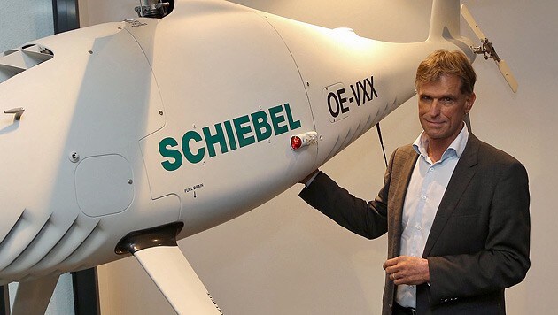 Schiebel-Boss Hannes Hecher mit einer der Drohnen (Bild: Zwefo)