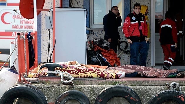 Zugedeckte Leichen im Hafen von Istanbul (Bild: APA/EPA/ERDEM SAHIN)