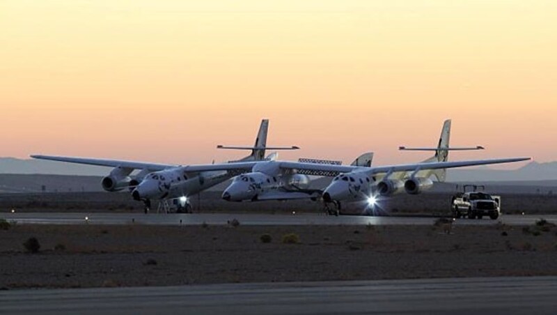 "SpaceShipTwo" und Trägerflugzeug "WhiteKnightTwo" kurz vor dem Start (Bild: Scaled Composites/Jason DiVenere)