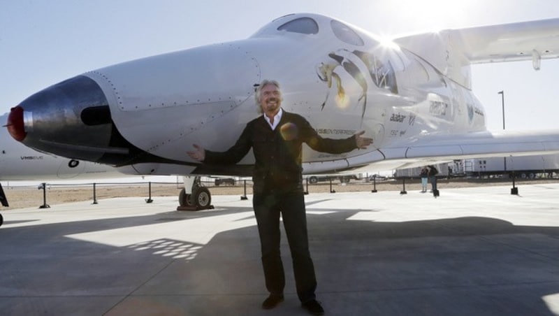 Richard Branson mit dem "SpaceShipTwo" (Bild: AP)