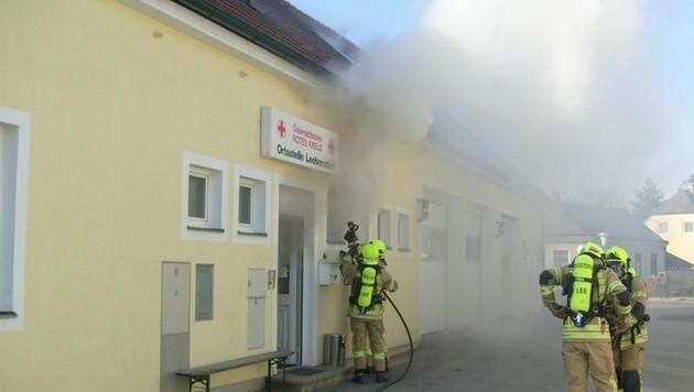 Dichter Rauch quoll aus der Rotkreuz-Dienststelle. (Bild: Freiwillige Feuerwehr Leobersdorf)