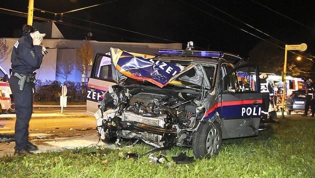 Das Polizeiauto wurde bei dem Unfall völlig zerstört. (Bild: MARKUS TSCHEPP)