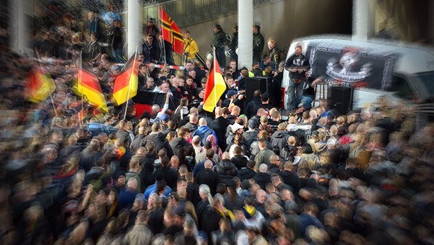An der Hooligan-Demonstration in Köln nahmen am 26. Oktober rund 2.500 teil. (Bild: APA/EPA/CAROLINE SEIDEL, krone.at-Grafik)