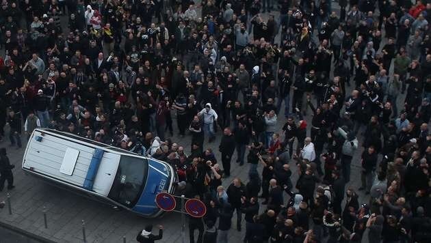 Krawalle bei der Hooligan-Demonstration gegen Salafisten in Köln (Bild: AFP)