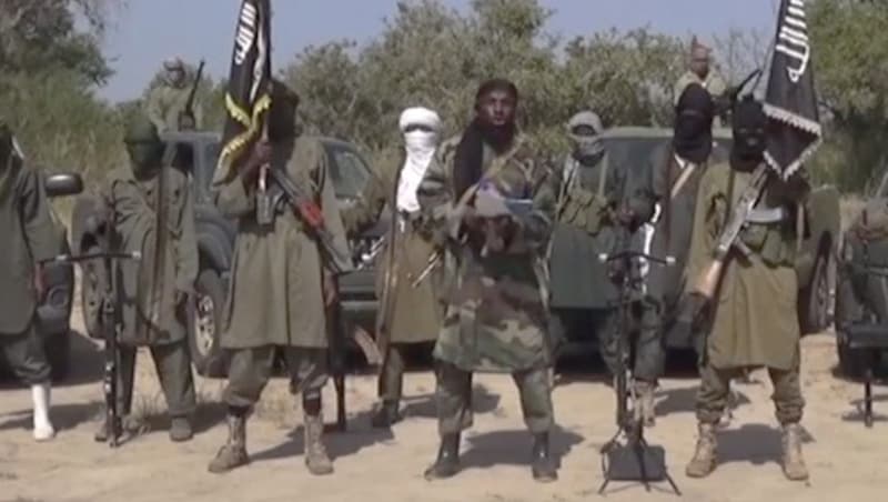 Boko-Haram-Chef Abubakar Shekau und Mitglieder der Terrororganisation posieren für ein Video. (Bild: AP)