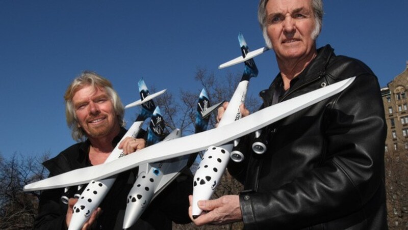 Multimilliardär Richard Branson (links) stellte 2008 sein Raumschiff "SpaceShipTwo" vor. (Bild: AFP)