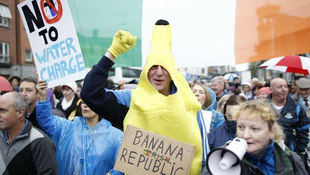 Zehntausende Iren protestierten gegen die Sparpolitik ihrer Regierung. (Bild: AP)