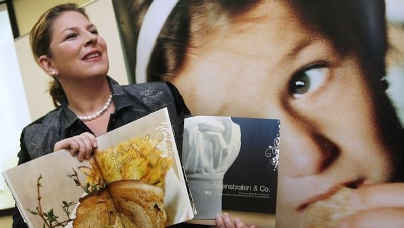 Andrea Kdolsky bei der Präsentation ihres Kochbuches "Schweinsbraten & Co." 2007 (Bild: APA/HELMUT FOHRINGER)