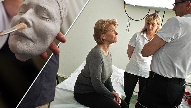 Christiane Hörbiger bei der Anfertigung ihrer Totenmaske (Bild: Caritas, Oliver Roth)