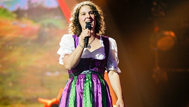 Die Kärntnerin Petra Mayer sorgte für "Ziag aus die Schua" für Stimmung im Studio. (Bild: ORF/Milenko Badzic)
