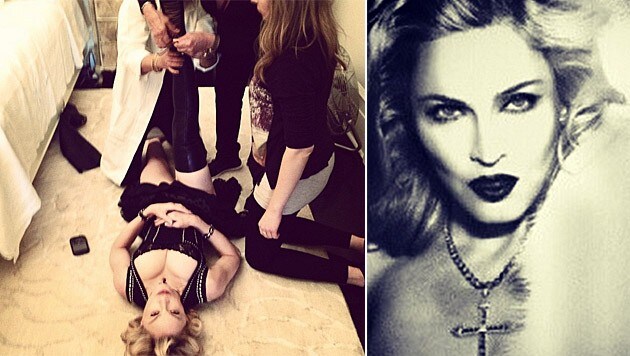 Madonna lässt sich von drei Assistenten in die Stiefel helfen. (Bild: instagram.com/madonna)