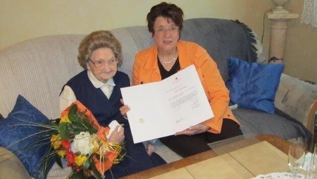 Katharina Zimmermann feiert zusammen mit der Bezirksvorsteherin Kalchbrenner ihren 105. Geburtstag. (Bild: Erich Pfeiffer)