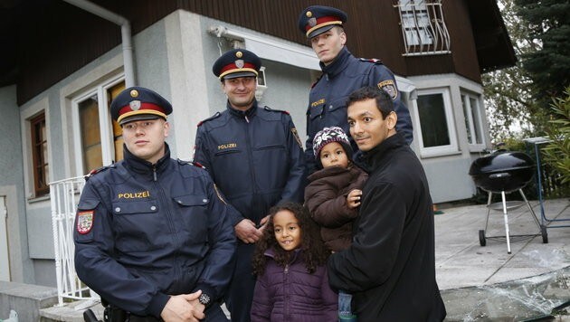 Diese drei Polizisten retteten die Familie aus den Flammen. (Bild: Martin A. Jöchl)