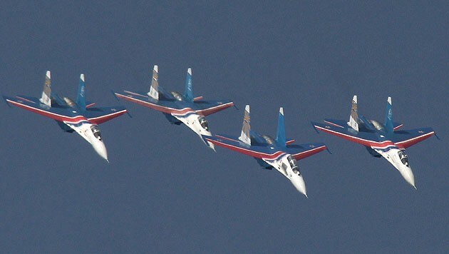 Vier Su-27-Jets während einer Flugshow (Bild: Stringer/EPA/picturedesk.com)