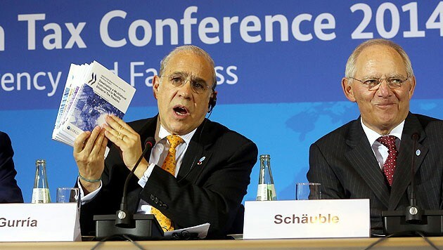 OECD-Generalsekretär Angel Gurria und Deutschlands Finanzminister Wolfgang Schäuble (Bild: APA/EPA/WOLFGANG KUMM)