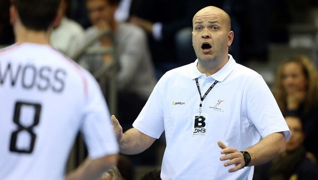 Ratlos: Handball-Teamchef Patrekur Johannesson (Bild: APA/EPA/ROLAND WEIHRAUCH)