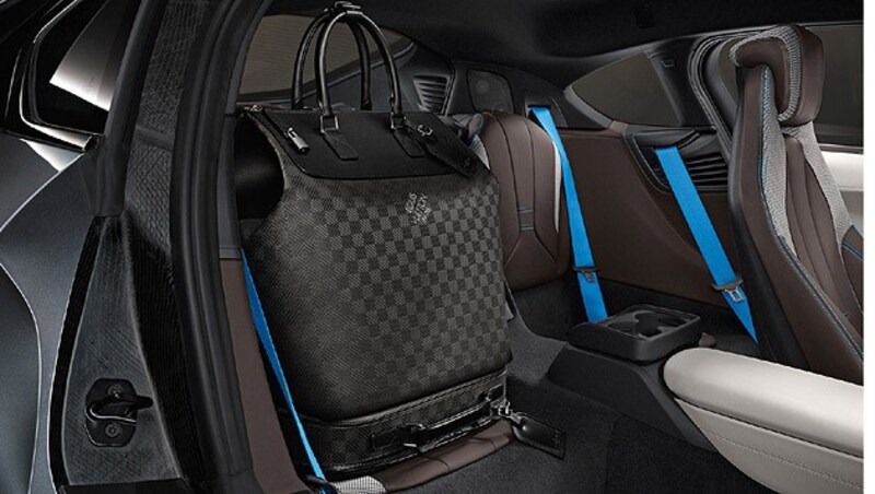 Das maßgeschneiderte Louis-Vuitton-Taschenset für den BMW i8 (Bild: BMW)