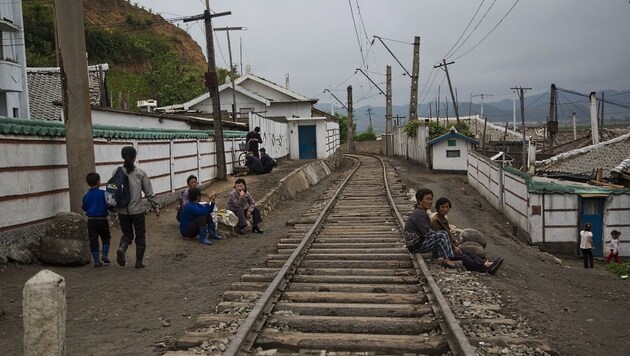 Glücklich, wer sich in Nordkorea ein Zugticket leisten kann - der Rest muss stundenlang marschieren. (Bild: AP)