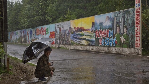 Propagandaplakate finden sich selbst in den entlegensten Landstrichen Nordkoreas. (Bild: AP)