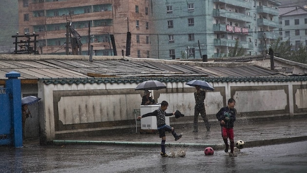 Schäbige Mehrfamilienhäuser in der Kleinstadt Hyesan - die Mehrheit der Nordkoreaner lebt in Armut. (Bild: AP)