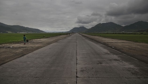 Die am besten betonierte Straße Nordkoreas zwischen Pjöngjang und Wonsan - doch Autos gibt es kaum. (Bild: AP)
