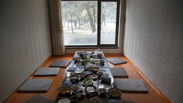 Die Reste eines gemeinsamen Mittagessens in einem Restaurant in Wonsan (Bild: AP)