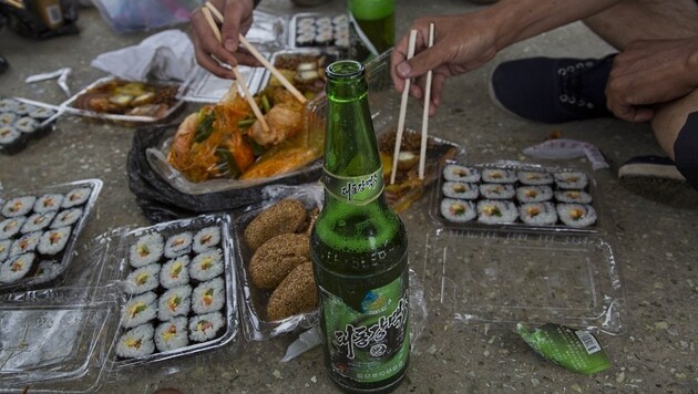 Picknick am Straßenrand mit nordkoreanischem Bier in der Provinz Hwanghae-pukto (Bild: AP)