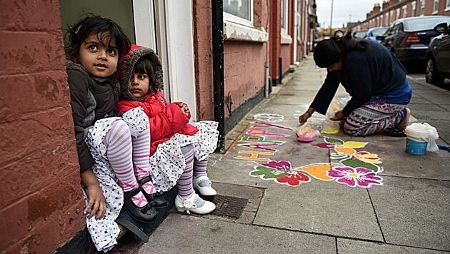 Mädchen in der britischen Stadt Leicester (Bild: AFP)