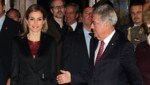 Präsident Fischer und die spanische Königin Letizia bei der Ankunft im Kunsthistorischen Museum (Bild: AP)