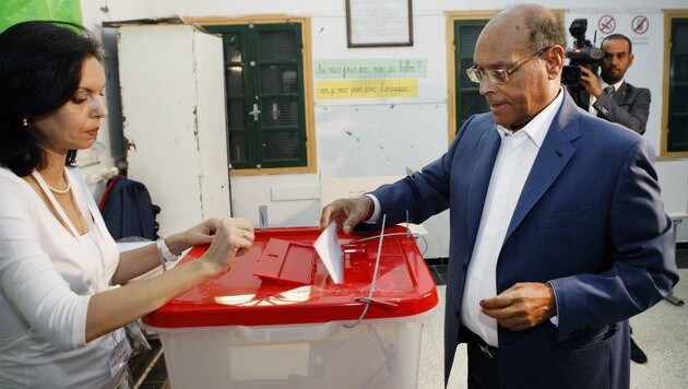 Tunesiens Präsident Moncef Marzouki bei der Stimmabgabe (Bild: AP)