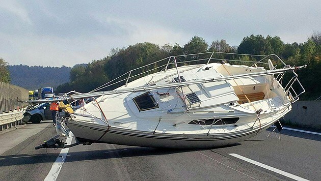 Das Segelboot verursachte auf der A21 einen kilometerlangen Stau. (Bild: APA/ASFINAG)