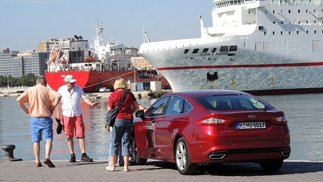 Fließheck-Mondeo weckt das Interesse von Passanten an der Hafenpromenade von Malaga. (Bild: Stephan Schätzl)