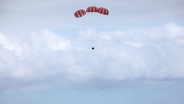 "Dragon" kurz vor der Landung im Pazifik (Bild: SpaceX)