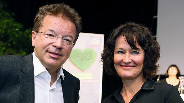 Rudi Anschober mit Bundessprecherin Eva Glawischnig bei der Landesversammlung in Oberösterreich (Bild: APA/RUBRA/Rudolf Brandstätter)