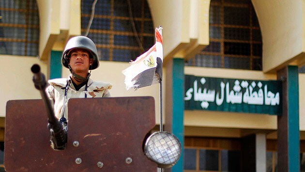 Auf der Sinai-Halbinsel herrscht nun der Ausnahmezustand, das Militär wurde verstärkt. (Bild: ALAA ELKAMAHAWI/EPA/picturedesk.com)