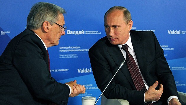 Ex-Kanzler Schüssel mit Russlands Präsident Putin bei einer Diskussionsveranstaltung in Sotschi (Bild: APA/EPA/MIKHAIL KLIMENTIEV/RIA NOVOSTI/KREMLIN)