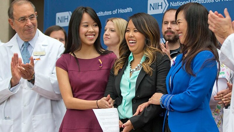 Gesund, glücklich und wieder frei: Nina Pham wird wie eine Heldin gefeiert. (Bild: AP)